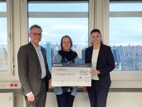 Torsten Brinkmann, BWBank (links), Christine Beer, BWBank (rechts) übergeben Regina Bindert, den symbolischen Spendenscheck