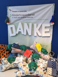 Naehtreff Drueckerle Karslruhe spendet kleine Geschenke